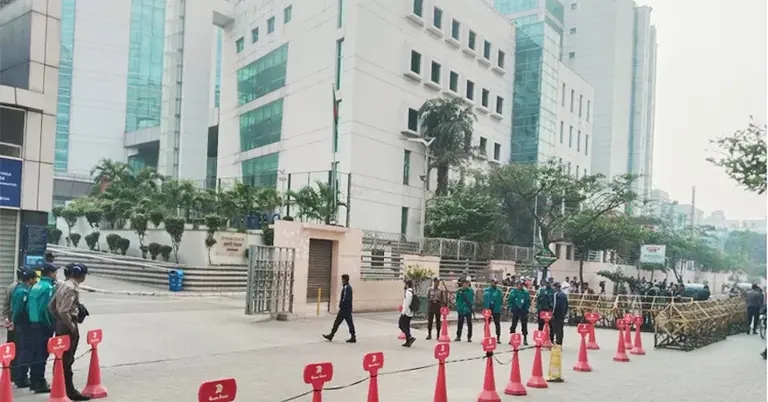 হাসপাতালের বাইরে আইনশৃঙ্খলা বাহিনীর সদস্যদের অবস্থান